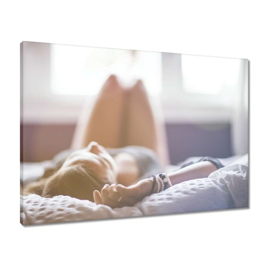 Obraz 70x50 Dziewczyna w sypialni ZeSmakiem