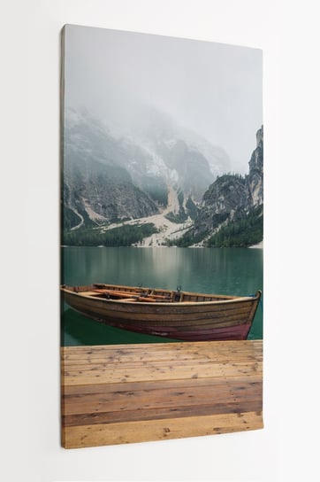 Obraz na płótnie HOMEPRINT, jezioro w dolinie górskiej we Włoszech, krajobraz, góry, łódka, Włochy 50x100 cm HOMEPRINT