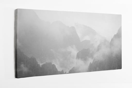 Obraz na płótnie HOMEPRINT, skalne góry za mgłą w czarno-białym kolorze 140x70 cm HOMEPRINT