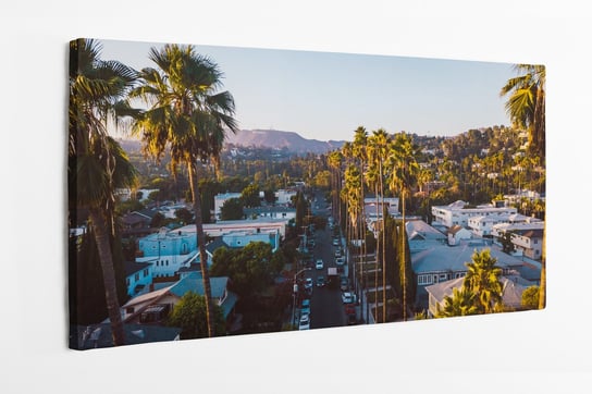 Obraz na płótnie HOMEPRINT, Ulica Beverly Hills z palmami o zachodzie słońca w Los Angeles ze znakiem Hollywood na horyzoncie 100x50 cm HOMEPRINT