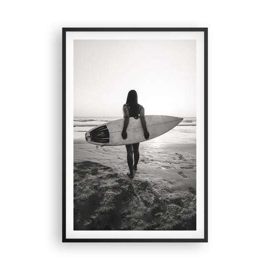 Obraz - Plakat - Córka morskiej fali - 61x91cm - Kobieta Plaża Surfing - Foto Plakaty na ścianę w czarnej ramie - Plakat do Salonu Sypialni ARTTOR ARTTOR