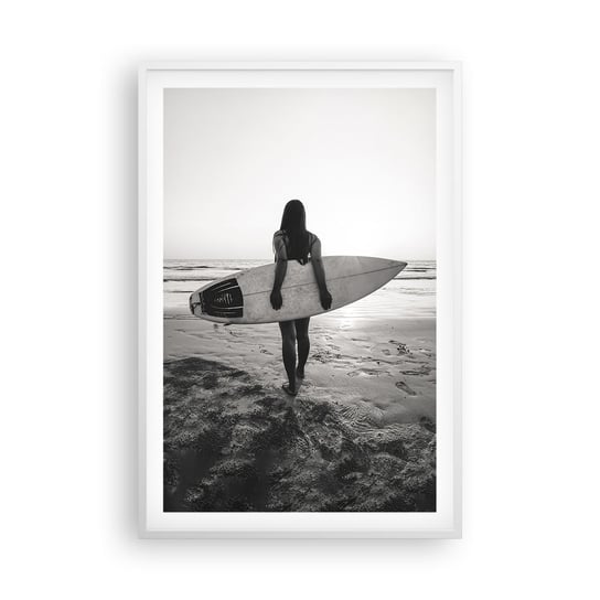 Obraz - Plakat - Córka morskiej fali - 61x91cm - Kobieta Plaża Surfing - Foto Plakaty na ścianę w ramie białej - Plakat do Salonu Sypialni ARTTOR ARTTOR