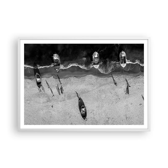 Obraz - Plakat - Jeszcze na brzegu… - 100x70cm - Plaża Łódki Połowy Ryb - Foto Plakaty w ramie koloru białego do Salonu Sypialni ARTTOR ARTTOR