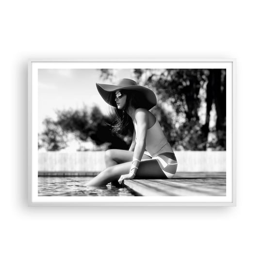 Obraz - Plakat - Letnie marzenie - 100x70cm - Kobieta Kapelusz Basen - Foto Plakaty w ramie koloru białego do Salonu Sypialni ARTTOR ARTTOR