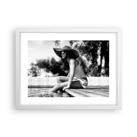 Obraz - Plakat - Letnie marzenie - 40x30cm - Kobieta Kapelusz Basen - Foto Plakaty na ścianę w ramie białej - Plakat do Salonu Sypialni ARTTOR ARTTOR