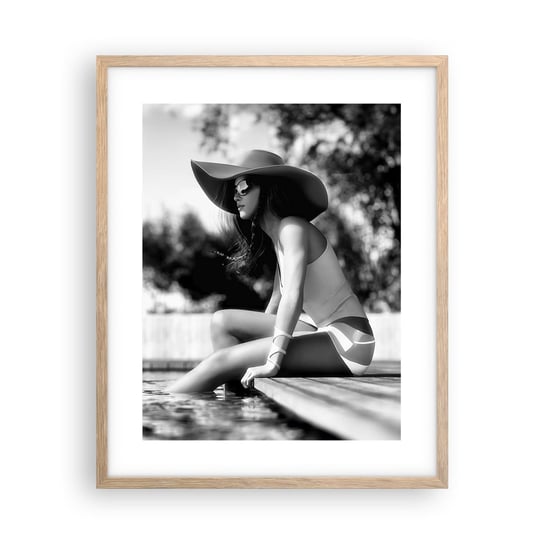 Obraz - Plakat - Letnie marzenie - 40x50cm - Kobieta Kapelusz Basen - Foto Plakaty w ramie koloru jasny dąb do Salonu Sypialni ARTTOR ARTTOR