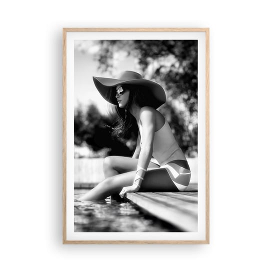 Obraz - Plakat - Letnie marzenie - 61x91cm - Kobieta Kapelusz Basen - Foto Plakaty na ścianę w ramie jasny dąb - Plakat do Salonu Sypialni ARTTOR ARTTOR