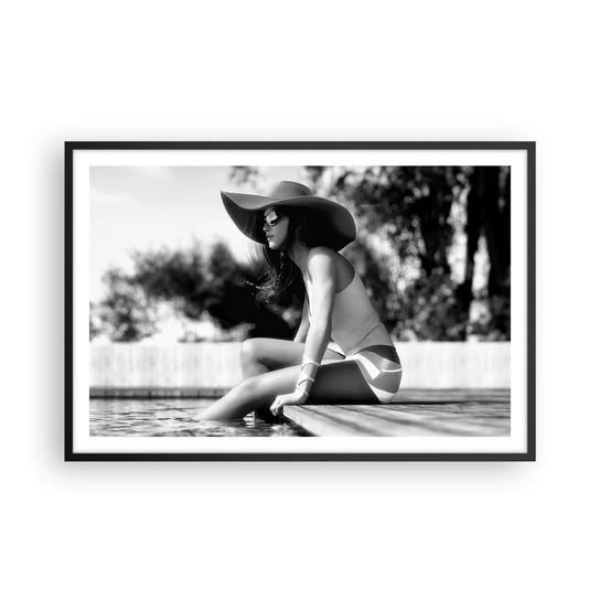 Obraz - Plakat - Letnie marzenie - 91x61cm - Kobieta Kapelusz Basen - Foto Plakaty na ścianę w czarnej ramie - Plakat do Salonu Sypialni ARTTOR ARTTOR