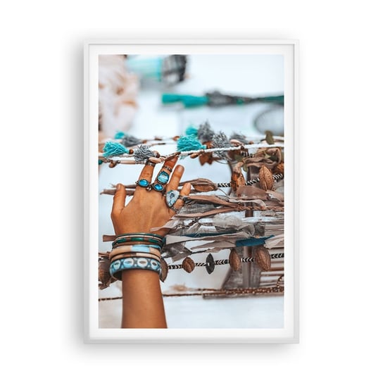 Obraz - Plakat - Lokalne skarby - 70x100cm - Kobieca Dłoń Biżuteria Boho - Foto Plakaty w ramie koloru białego do Salonu Sypialni ARTTOR ARTTOR