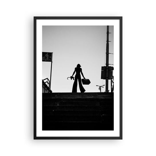 Obraz - Plakat - Miejska wędrówka - 50x70cm - Miasto Kobieta Modelka - Nowoczesny modny obraz Plakat czarna rama ARTTOR ARTTOR