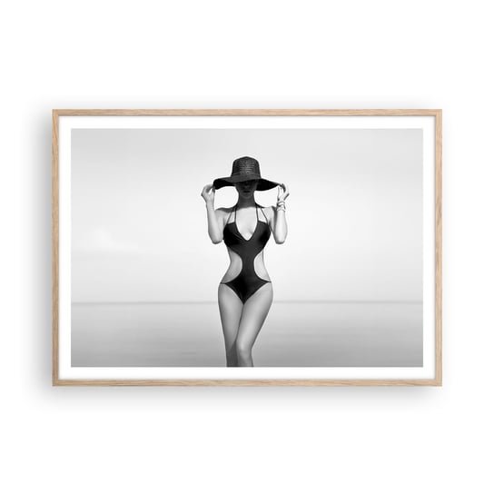 Obraz - Plakat - Na imię mi: Elegancja - 100x70cm - Kobieta Plaża Moda - Foto Plakaty w ramie koloru jasny dąb do Salonu Sypialni ARTTOR ARTTOR