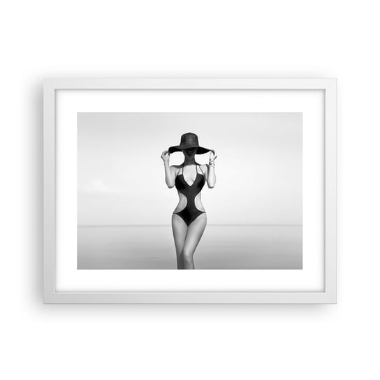 Obraz - Plakat - Na imię mi: Elegancja - 40x30cm - Kobieta Plaża Moda - Foto Plakaty na ścianę w ramie białej - Plakat do Salonu Sypialni ARTTOR ARTTOR