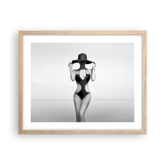 Obraz - Plakat - Na imię mi: Elegancja - 50x40cm - Kobieta Plaża Moda - Foto Plakaty w ramie koloru jasny dąb do Salonu Sypialni ARTTOR ARTTOR
