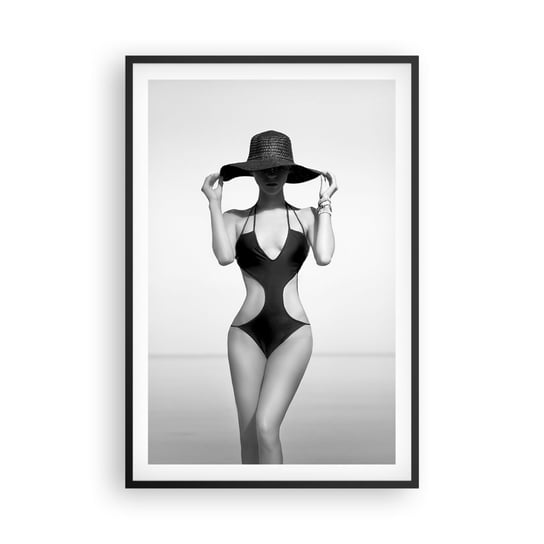 Obraz - Plakat - Na imię mi: Elegancja - 61x91cm - Kobieta Plaża Moda - Foto Plakaty na ścianę w czarnej ramie - Plakat do Salonu Sypialni ARTTOR ARTTOR