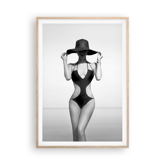 Obraz - Plakat - Na imię mi: Elegancja - 70x100cm - Kobieta Plaża Moda - Foto Plakaty w ramie koloru jasny dąb do Salonu Sypialni ARTTOR ARTTOR