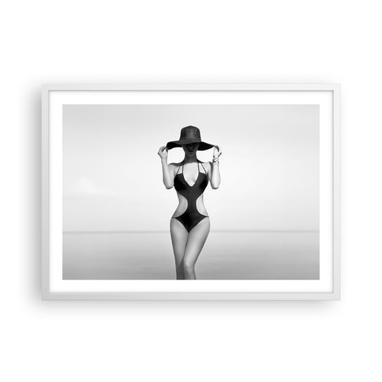 Obraz - Plakat - Na imię mi: Elegancja - 70x50cm - Kobieta Plaża Moda - Nowoczesny modny obraz Plakat rama biała ARTTOR ARTTOR