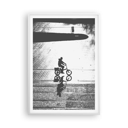 Obraz - Plakat - Przed siebie, przez miasto - 70x100cm - Rowerzysta Miasto Rower - Foto Plakaty w ramie koloru białego do Salonu Sypialni ARTTOR ARTTOR