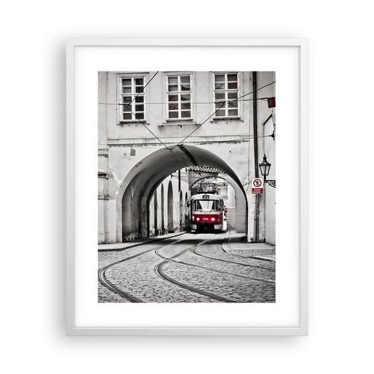 Obraz - Plakat - Przez miejski labirynt - 40x50cm - Miasto Tramwaj Praga - Foto Plakaty w ramie koloru białego do Salonu Sypialni ARTTOR ARTTOR