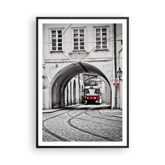 Obraz - Plakat - Przez miejski labirynt - 70x100cm - Miasto Tramwaj Praga - Foto Plakaty w ramie koloru czarnego do Salonu Sypialni ARTTOR ARTTOR
