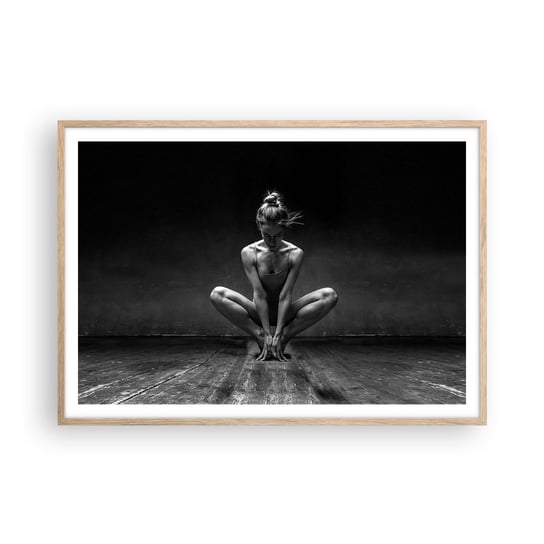 Obraz - Plakat - Skupienie tanecznej energii - 100x70cm - Tancerka Kobieta Czarno-Biały - Foto Plakaty w ramie koloru jasny dąb do Salonu Sypialni ARTTOR ARTTOR