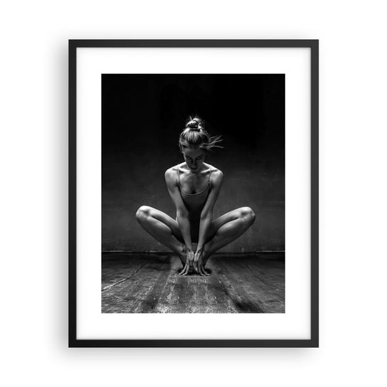 Obraz - Plakat - Skupienie tanecznej energii - 40x50cm - Tancerka Kobieta Czarno-Biały - Foto Plakaty w ramie koloru czarnego do Salonu Sypialni ARTTOR ARTTOR