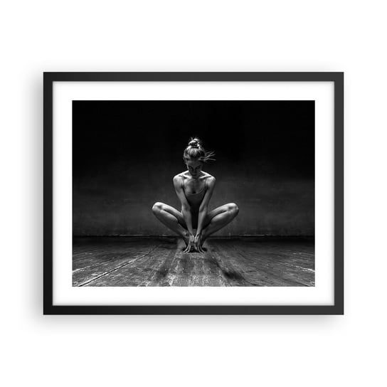 Obraz - Plakat - Skupienie tanecznej energii - 50x40cm - Tancerka Kobieta Czarno-Biały - Foto Plakaty w ramie koloru czarnego do Salonu Sypialni ARTTOR ARTTOR