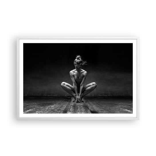 Obraz - Plakat - Skupienie tanecznej energii - 91x61cm - Tancerka Kobieta Czarno-Biały - Foto Plakaty na ścianę w ramie białej - Plakat do Salonu Sypialni ARTTOR ARTTOR