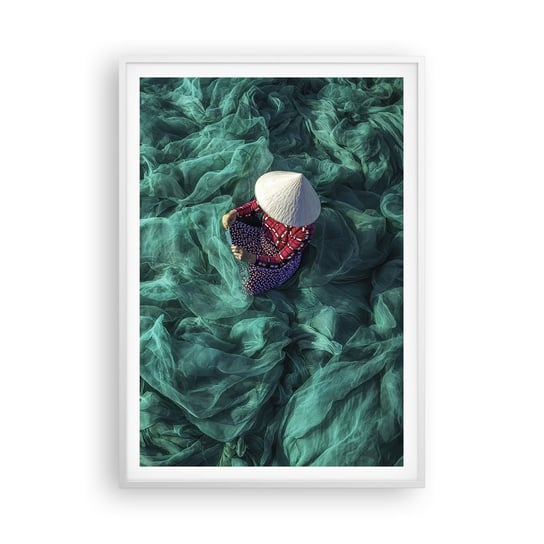 Obraz - Plakat - W morzu sieci - 70x100cm - Sieć Rybacka Kobieta Wietnam - Foto Plakaty w ramie koloru białego do Salonu Sypialni ARTTOR ARTTOR