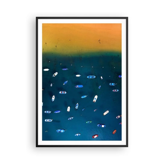 Obraz - Plakat - Wakacyjna gra - 70x100cm - Łódki Plaża Brzeg Morza - Foto Plakaty w ramie koloru czarnego do Salonu Sypialni ARTTOR ARTTOR
