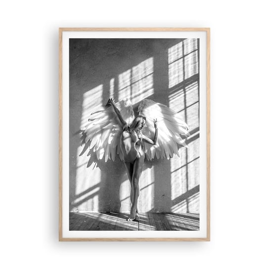 Obraz - Plakat - Wprost z nieba - 70x100cm - Kobieta Modelka Taniec - Foto Plakaty w ramie koloru jasny dąb do Salonu Sypialni ARTTOR ARTTOR