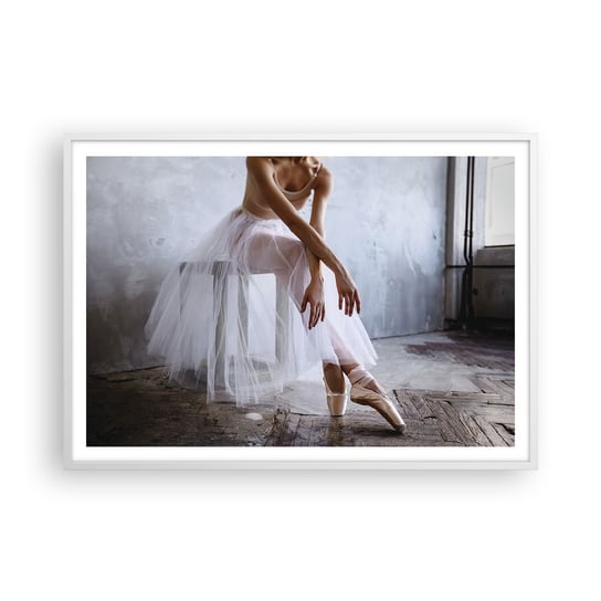 Obraz - Plakat - Zanim zabłysną światła rampy - 100x70cm - Baletnica Balet Taniec - Foto Plakaty w ramie koloru białego do Salonu Sypialni ARTTOR ARTTOR