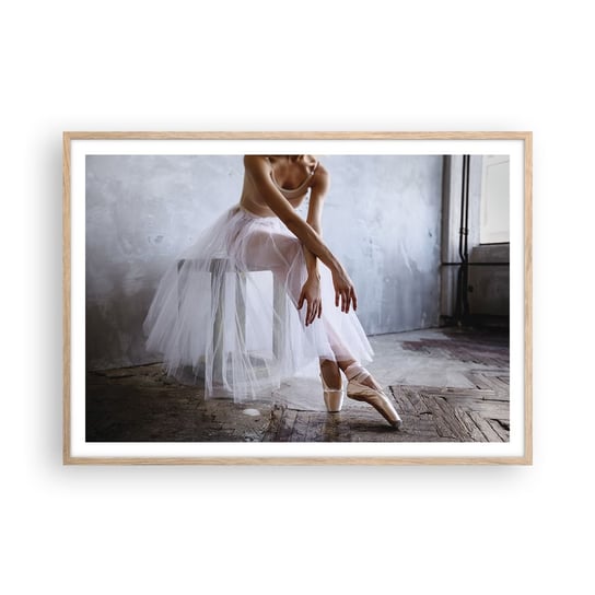 Obraz - Plakat - Zanim zabłysną światła rampy - 100x70cm - Baletnica Balet Taniec - Foto Plakaty w ramie koloru jasny dąb do Salonu Sypialni ARTTOR ARTTOR