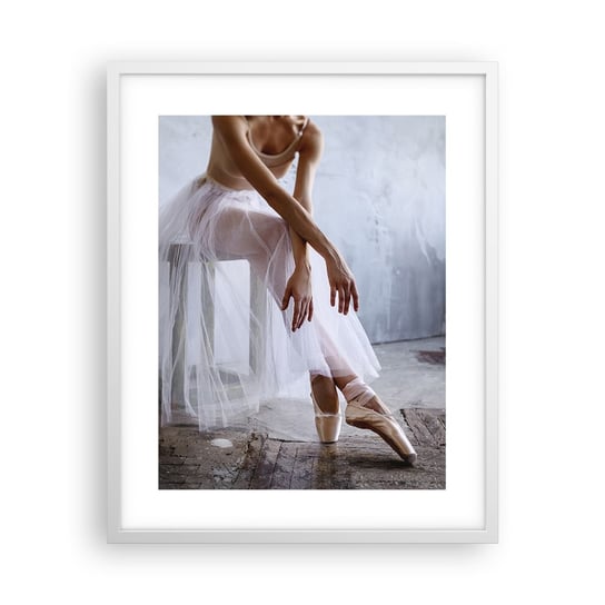 Obraz - Plakat - Zanim zabłysną światła rampy - 40x50cm - Baletnica Balet Taniec - Foto Plakaty w ramie koloru białego do Salonu Sypialni ARTTOR ARTTOR
