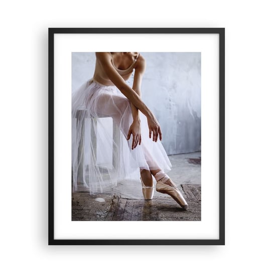 Obraz - Plakat - Zanim zabłysną światła rampy - 40x50cm - Baletnica Balet Taniec - Foto Plakaty w ramie koloru czarnego do Salonu Sypialni ARTTOR ARTTOR