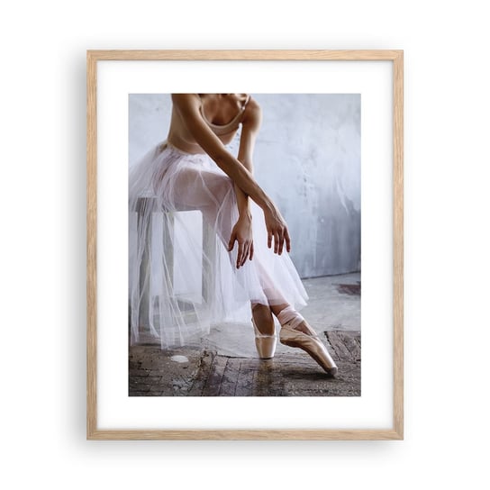Obraz - Plakat - Zanim zabłysną światła rampy - 40x50cm - Baletnica Balet Taniec - Foto Plakaty w ramie koloru jasny dąb do Salonu Sypialni ARTTOR ARTTOR