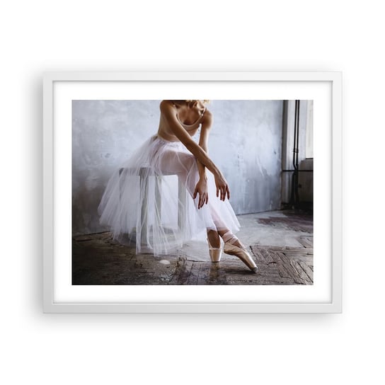 Obraz - Plakat - Zanim zabłysną światła rampy - 50x40cm - Baletnica Balet Taniec - Foto Plakaty w ramie koloru białego do Salonu Sypialni ARTTOR ARTTOR