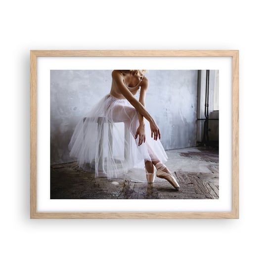 Obraz - Plakat - Zanim zabłysną światła rampy - 50x40cm - Baletnica Balet Taniec - Foto Plakaty w ramie koloru jasny dąb do Salonu Sypialni ARTTOR ARTTOR