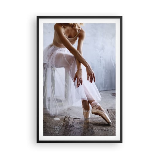 Obraz - Plakat - Zanim zabłysną światła rampy - 61x91cm - Baletnica Balet Taniec - Foto Plakaty na ścianę w czarnej ramie - Plakat do Salonu Sypialni ARTTOR ARTTOR