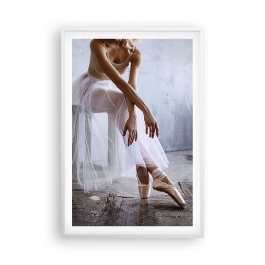 Obraz - Plakat - Zanim zabłysną światła rampy - 61x91cm - Baletnica Balet Taniec - Foto Plakaty na ścianę w ramie białej - Plakat do Salonu Sypialni ARTTOR ARTTOR