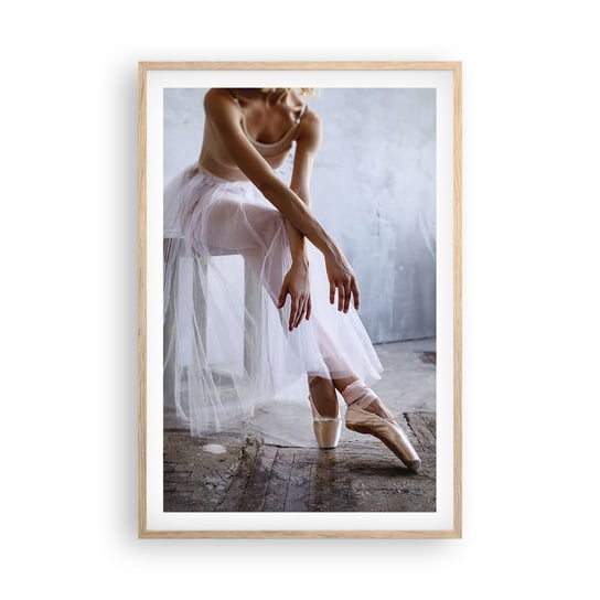 Obraz - Plakat - Zanim zabłysną światła rampy - 61x91cm - Baletnica Balet Taniec - Foto Plakaty na ścianę w ramie jasny dąb - Plakat do Salonu Sypialni ARTTOR ARTTOR