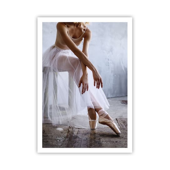 Obraz - Plakat - Zanim zabłysną światła rampy - 70x100cm - Baletnica Balet Taniec - Foto Plakaty bez ramy na ścianę do Salonu Sypialni ARTTOR ARTTOR