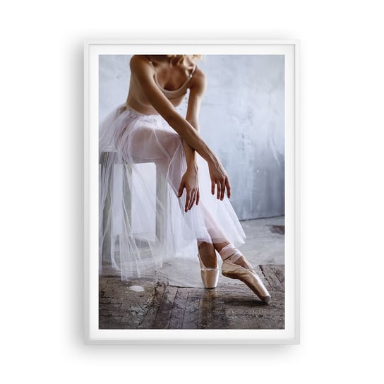 Obraz - Plakat - Zanim zabłysną światła rampy - 70x100cm - Baletnica Balet Taniec - Foto Plakaty w ramie koloru białego do Salonu Sypialni ARTTOR ARTTOR