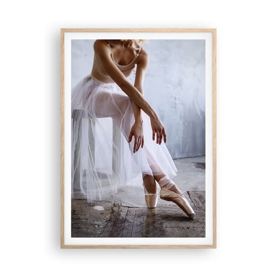 Obraz - Plakat - Zanim zabłysną światła rampy - 70x100cm - Baletnica Balet Taniec - Foto Plakaty w ramie koloru jasny dąb do Salonu Sypialni ARTTOR ARTTOR