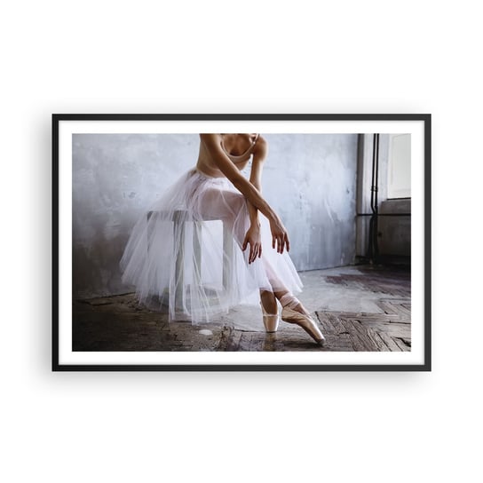 Obraz - Plakat - Zanim zabłysną światła rampy - 91x61cm - Baletnica Balet Taniec - Foto Plakaty na ścianę w czarnej ramie - Plakat do Salonu Sypialni ARTTOR ARTTOR