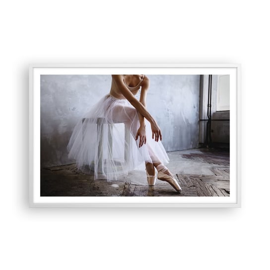 Obraz - Plakat - Zanim zabłysną światła rampy - 91x61cm - Baletnica Balet Taniec - Foto Plakaty na ścianę w ramie białej - Plakat do Salonu Sypialni ARTTOR ARTTOR