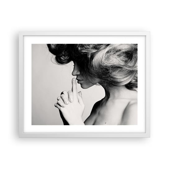 Obraz - Plakat - Zasłuchana w sobie - 50x40cm - Kobieta Modelka Twarz Kobiety - Foto Plakaty w ramie koloru białego do Salonu Sypialni ARTTOR ARTTOR