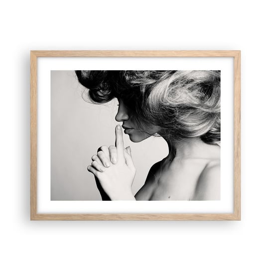 Obraz - Plakat - Zasłuchana w sobie - 50x40cm - Kobieta Modelka Twarz Kobiety - Foto Plakaty w ramie koloru jasny dąb do Salonu Sypialni ARTTOR ARTTOR
