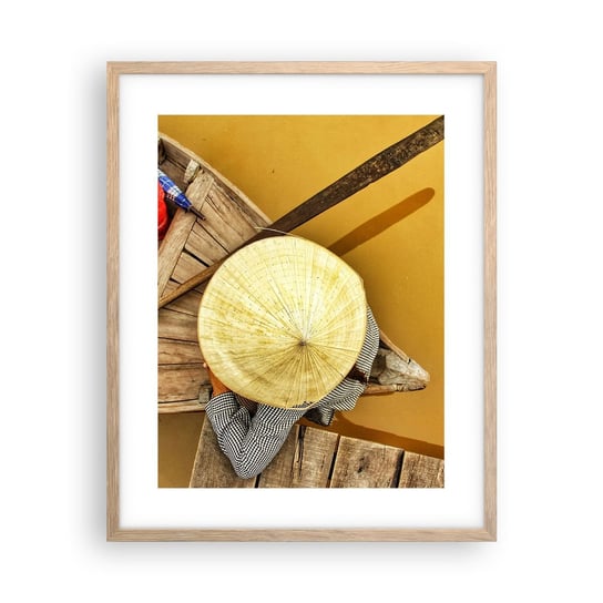 Obraz - Plakat - Życie na żółtej rzece - 40x50cm - Rzeka Mekong Łódka Drewniany Pomost - Foto Plakaty w ramie koloru jasny dąb do Salonu Sypialni ARTTOR ARTTOR