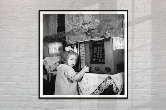 Plakat Dziewczynka przy odbiorniku radiowym 50x50 cm / DodoPrint Dodoprint
