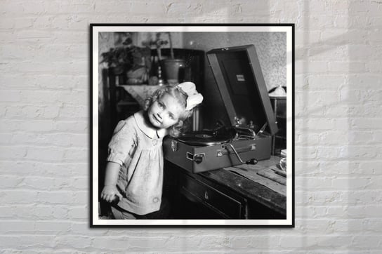Plakat Dziewczynka słucha gramofonu 50x50 cm / DodoPrint Dodoprint